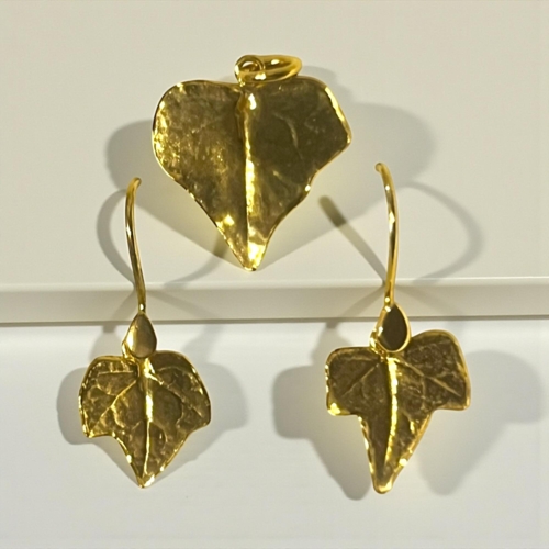 Efeu halskæde og øreringe i forgyldt sølv