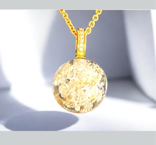 Glasperle med aske og lidt guld inkl. ophæng i 18 karat guld med 0,3 CT brillanter