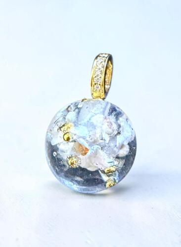 Glasperle med aske og lidt 24 KARAT guld "perler" inkl. ophæng i 18 karat guld med 0,3 CT brillanter