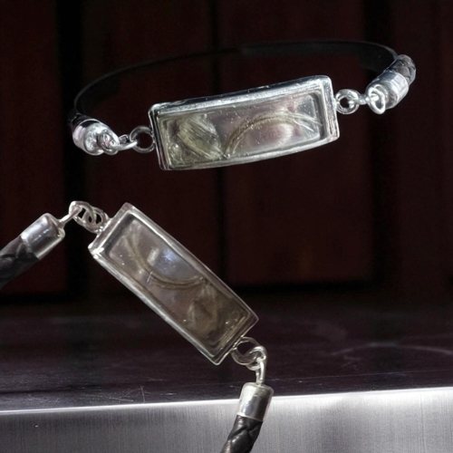 Armbånd med en lille hårlok