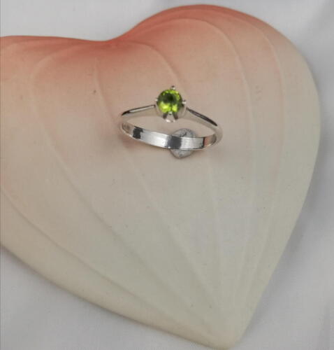 Ring with PERIDOT STONE
