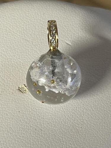 Glasperle med aske og lidt 24 KARAT guld "perler" inkl. ophæng i 18 karat guld med 0,3 CT brillanter