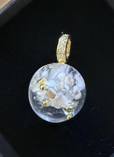 Glasperle med aske og lidt 24 KARAT guld "perler" inkl. ophæng i 18 karat guld med 0,3 CT brillanter