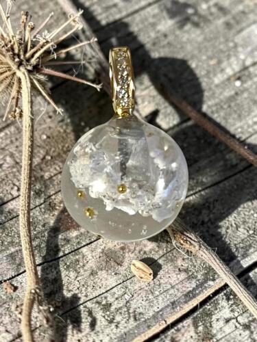 Glasperle med aske og lidt 24 KARAT guld "perler" inkl. ophæng i 18 karat guld med 0,3 CT brillanter