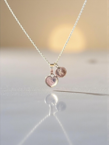 Halskæde med hjerte og vedhæng med bogstav