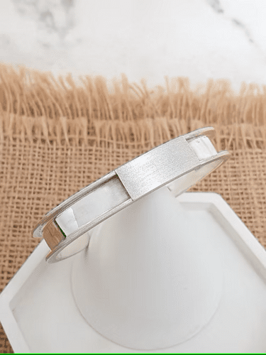 armring (åben) der kan indeholde hestehår, pels eller aske