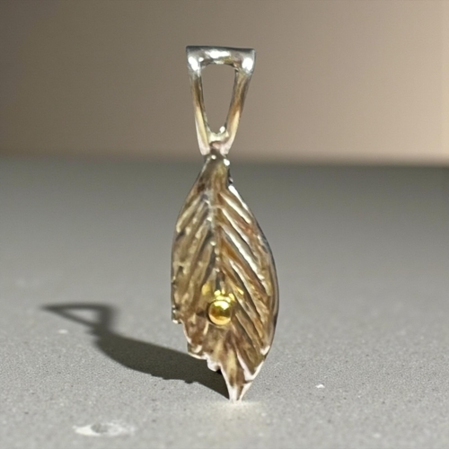 Lille sølvblad med guld kugle